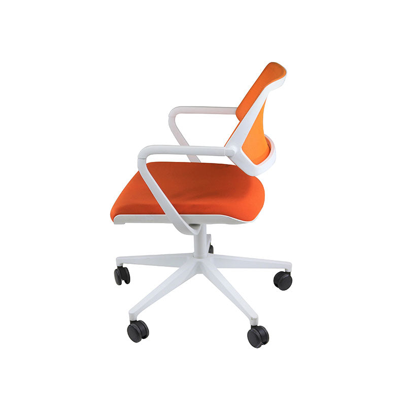 Steelcase : QiVi - Chaise de réunion avec dossier en maille en tissu orange - Remis à neuf