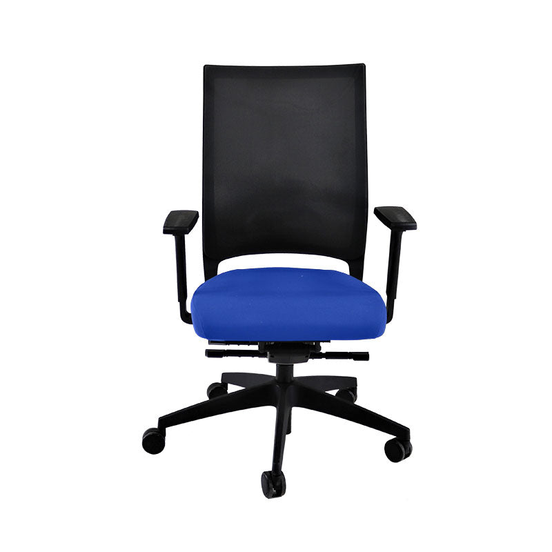 Sedus : Chaise de bureau Quarterback avec cadre noir en tissu bleu - Remis à neuf