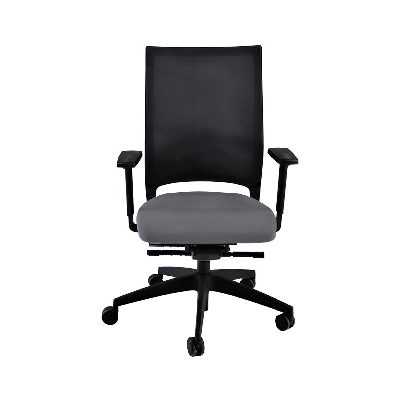 Sedus : Chaise de bureau Quarterback avec cadre noir en tissu gris - Remis à neuf